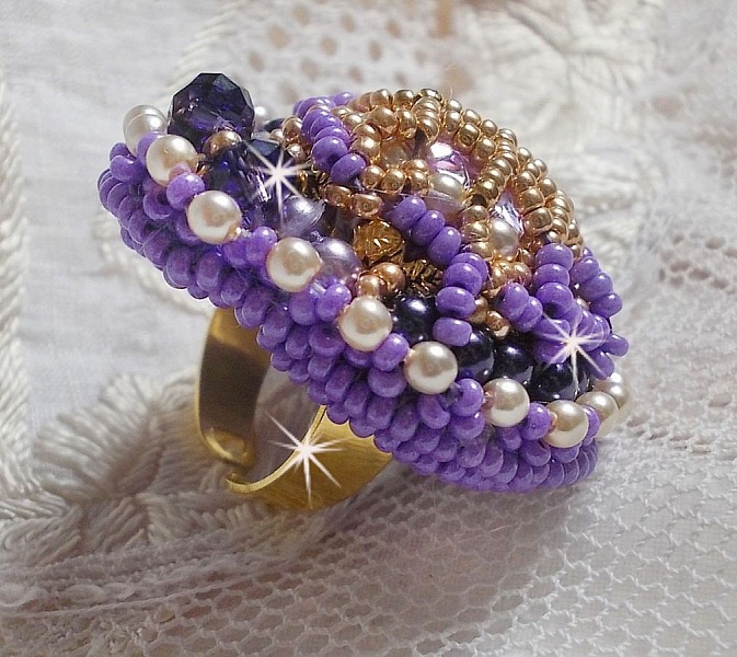 Anillo Laureline bordado con perlas redondas aplanadas y un cabuj&oacute;n de cristal de Swarovski