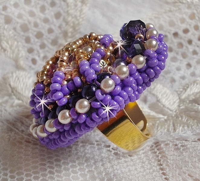 Anillo Laureline bordado con perlas redondas aplanadas y un cabuj&oacute;n de cristal de Swarovski