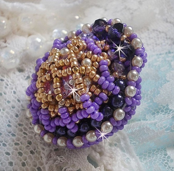 Anillo Laureline bordado con perlas redondas aplanadas y un cabuj&oacute;n de cristal de Swarovski