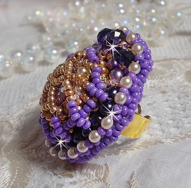 Anillo Laureline bordado con perlas redondas aplanadas y un cabuj&oacute;n de cristal de Swarovski