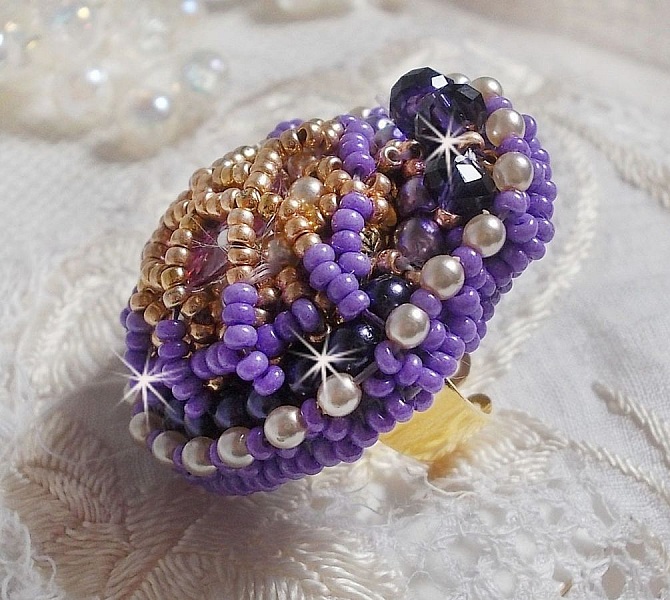 Anillo Laureline bordado con perlas redondas aplanadas y un cabuj&oacute;n de cristal de Swarovski