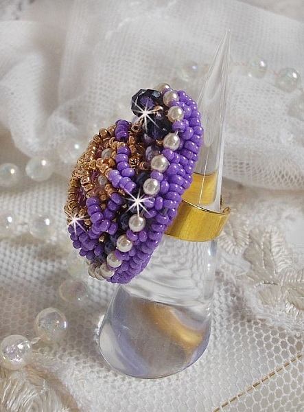 Anillo Laureline bordado con perlas redondas aplanadas y un cabuj&oacute;n de cristal de Swarovski