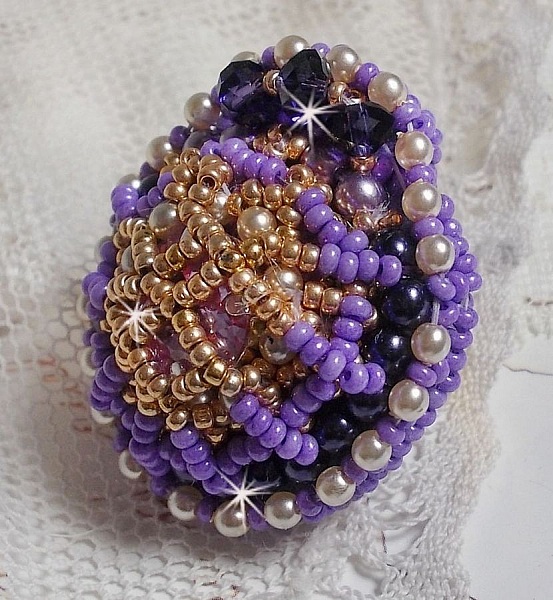 Anillo Laureline bordado con perlas redondas aplanadas y un cabuj&oacute;n de cristal de Swarovski