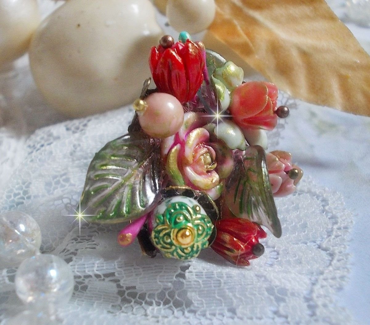 Bague Lisière de Forêt Fleurie, un bouquet tout en force avec ces fleurs en verre, céramique, époxy, lucites et feuilles peintes à la main, cristaux, la nature est si belle !