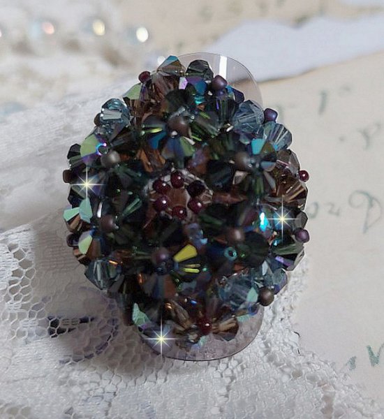 Anillo largo Picasso Marr&oacute;n creado con cristal de Swarovski facetado y agrupado en marr&oacute;n, zafiro indio y turmalina en calidad AB con cuentas de semillas