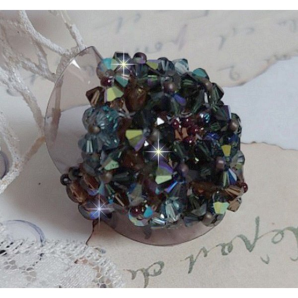 Anillo largo Picasso Marr&oacute;n creado con cristal de Swarovski facetado y agrupado en marr&oacute;n, zafiro indio y turmalina en calidad AB con cuentas de semillas