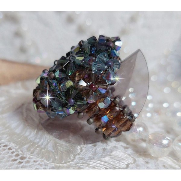 Anillo largo Picasso Marr&oacute;n creado con cristal de Swarovski facetado y agrupado en marr&oacute;n, zafiro indio y turmalina en calidad AB con cuentas de semillas