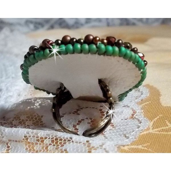 Anillo de luna veneciana bordado con cinta de seda de color camale&oacute;n, cristales de Swarovski, varias perlas y cuentas de rocalla