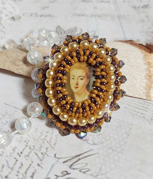 Anillo Mme de Pompadour bordado con perlas nacaradas, cristal Swarovski, una seducci&oacute;n muy bella