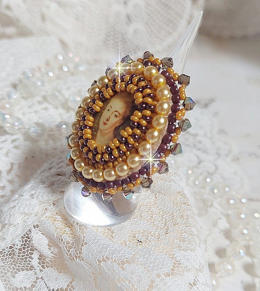 Anillo Mme de Pompadour bordado con perlas nacaradas, cristal Swarovski, una seducci&oacute;n muy bella