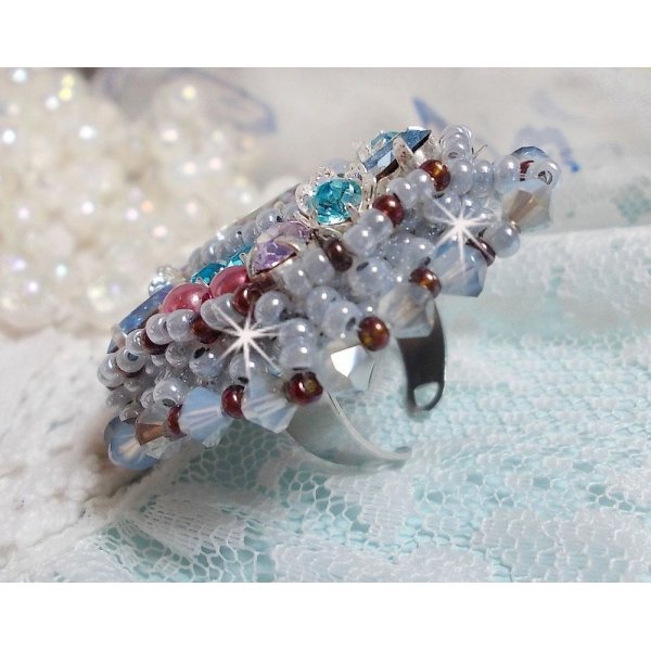 Anillo Mademoiselle Bluse bordado con cristales Swarovski y hermosas perlas de calidad