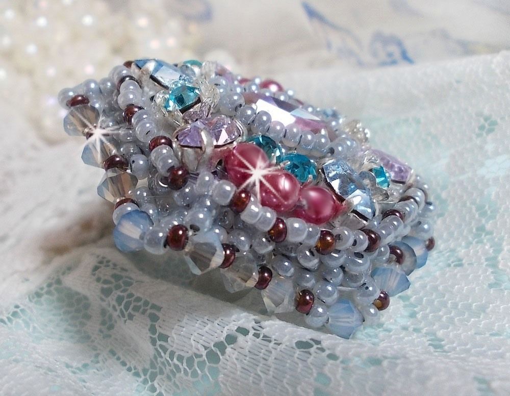 Anillo Mademoiselle Bluse bordado con cristales Swarovski y hermosas perlas de calidad