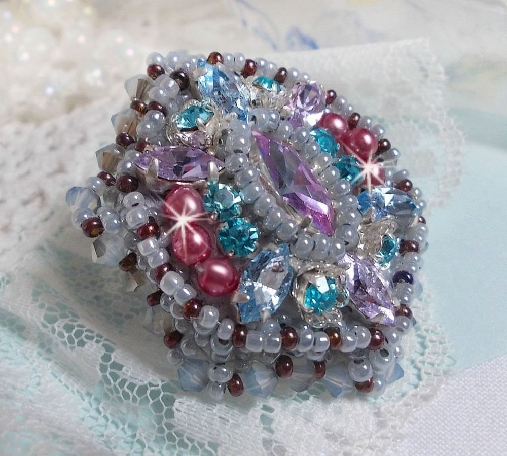 Anillo Mademoiselle Bluse bordado con cristales Swarovski y hermosas perlas de calidad