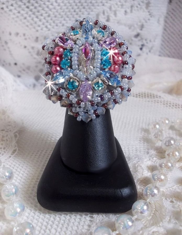 Anillo Mademoiselle Bluse bordado con cristales Swarovski y hermosas perlas de calidad