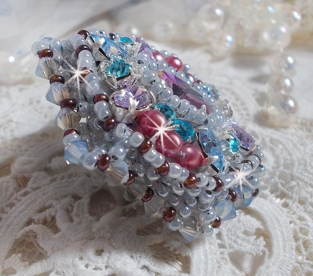 Anillo Mademoiselle Bluse bordado con cristales Swarovski y hermosas perlas de calidad