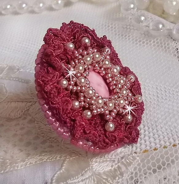 Bague Magnolia brod&eacute;e avec une dentelle bordeaux, un cabochon facett&eacute; Rose et des perles nacr&eacute;es