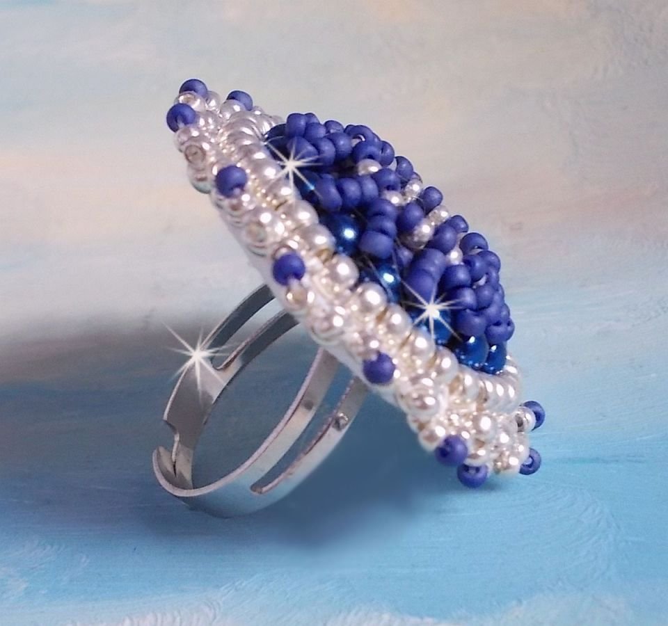 Anillo azul marino bordado con cristal de Swarovski, perlas redondas y cuentas de rocalla Miyuki