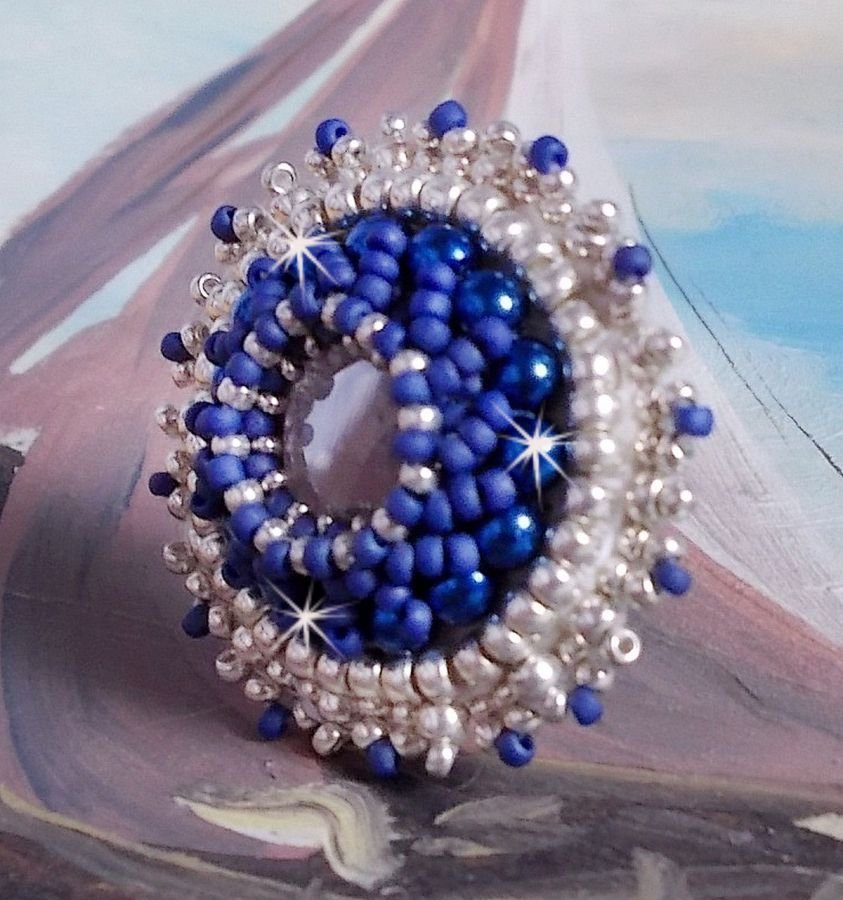 Anillo azul marino bordado con cristal de Swarovski, perlas redondas y cuentas de rocalla Miyuki