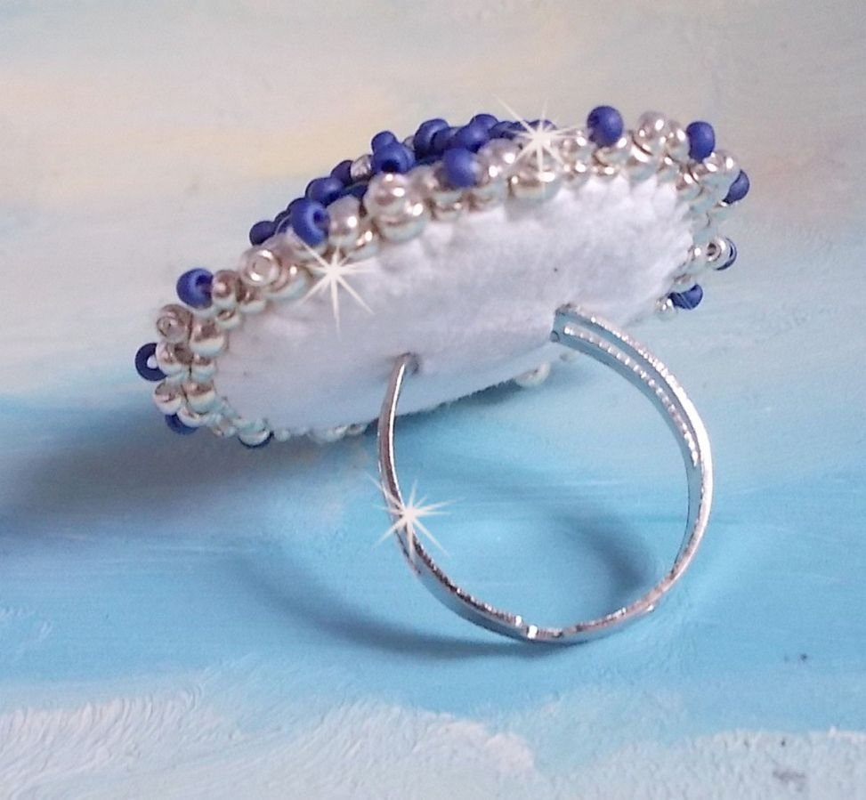 Anillo azul marino bordado con cristal de Swarovski, perlas redondas y cuentas de rocalla Miyuki