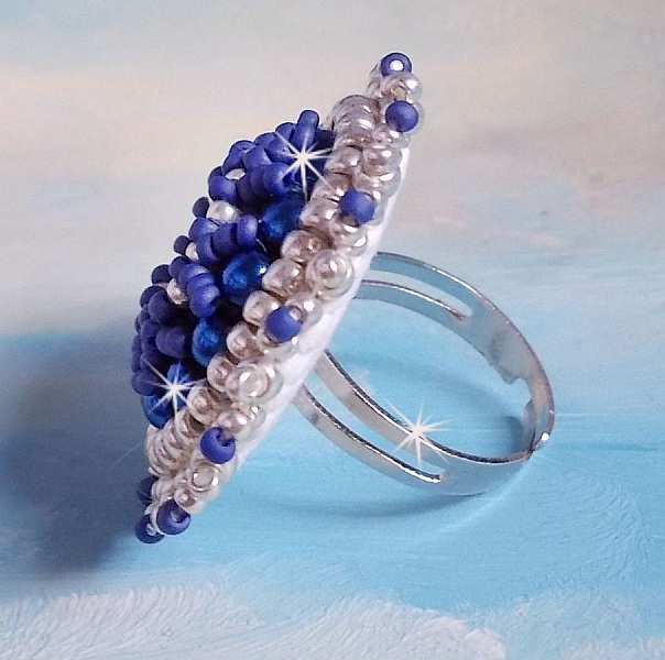 Anillo azul marino bordado con cristal de Swarovski, perlas redondas y cuentas de rocalla Miyuki