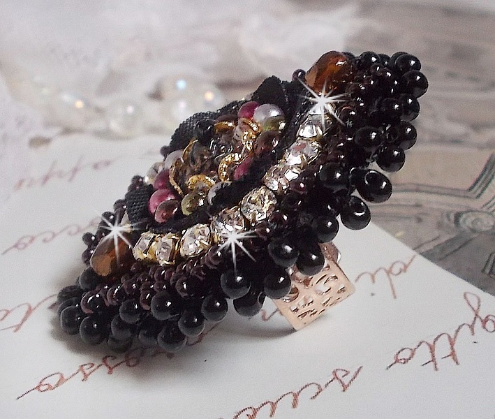 Bague Midnight Daisy brod&eacute;e avec des perles nacr&eacute;es noires, des chatons Cristal et des rocailles Miyuki