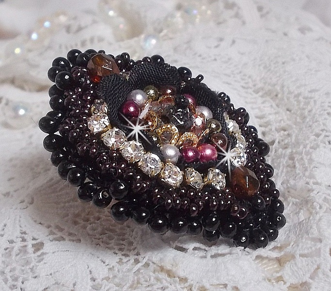 Bague Midnight Daisy brod&eacute;e avec des perles nacr&eacute;es noires, des chatons Cristal et des rocailles Miyuki