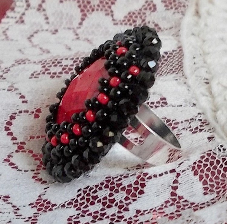 Anillo Medianoche en París bordado con un cabujón facetado rojo y perlas negras redondas
