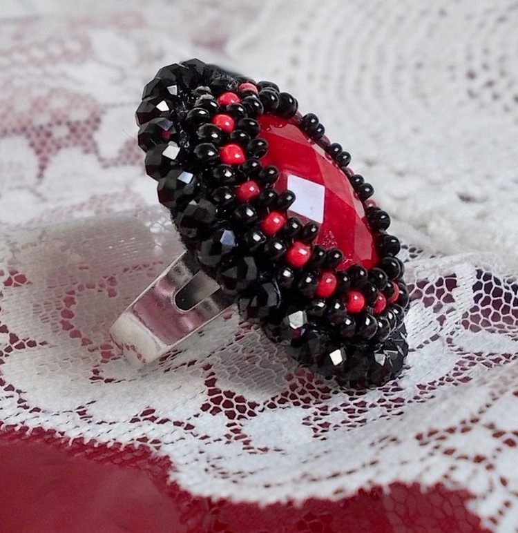 Anillo Medianoche en París bordado con un cabujón facetado rojo y perlas negras redondas