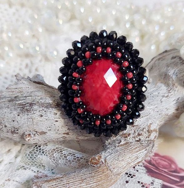 Anillo Medianoche en París bordado con un cabujón facetado rojo y perlas negras redondas