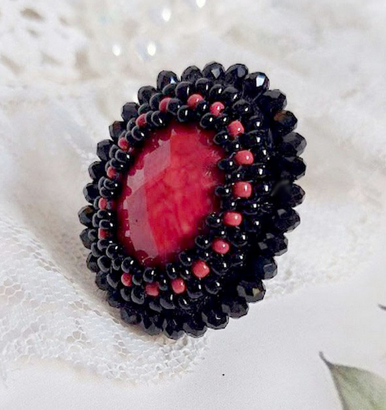 Anillo Medianoche en París bordado con un cabujón facetado rojo y perlas negras redondas