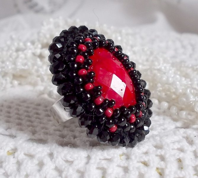 Anillo Medianoche en París bordado con un cabujón facetado rojo y perlas negras redondas