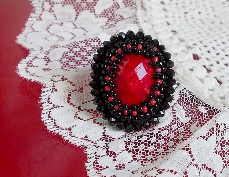 Anillo Medianoche en París bordado con un cabujón facetado rojo y perlas negras redondas