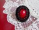 Anillo Medianoche en París bordado con un cabujón facetado rojo y perlas negras redondas