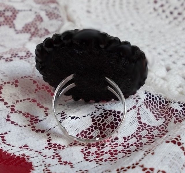 Anillo Medianoche en París bordado con un cabujón facetado rojo y perlas negras redondas