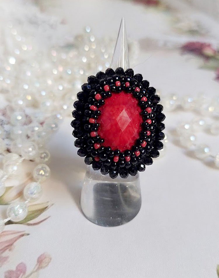 Anillo Medianoche en París bordado con un cabujón facetado rojo y perlas negras redondas