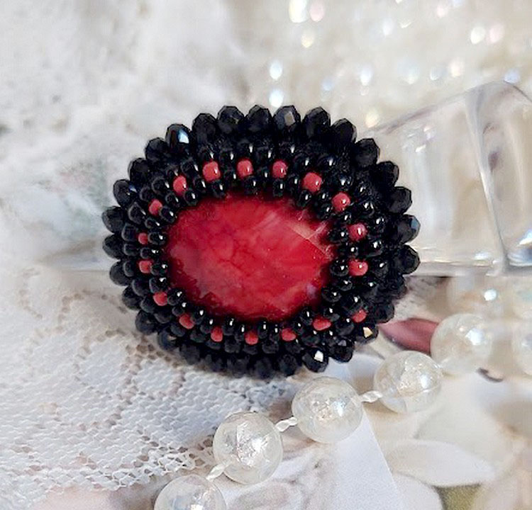 Anillo Medianoche en París bordado con un cabujón facetado rojo y perlas negras redondas