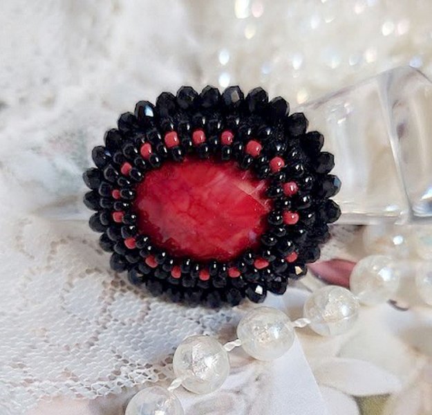 Anillo Medianoche en París bordado con un cabujón facetado rojo y perlas negras redondas