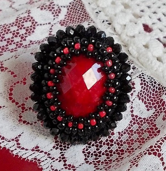 Anillo Medianoche en París bordado con un cabujón facetado rojo y perlas negras redondas