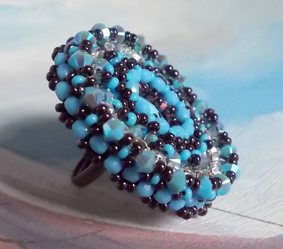 Anillo Naïade bordado con un cabujón de resina y cristal azul turquesa, un hermoso juego de luces.