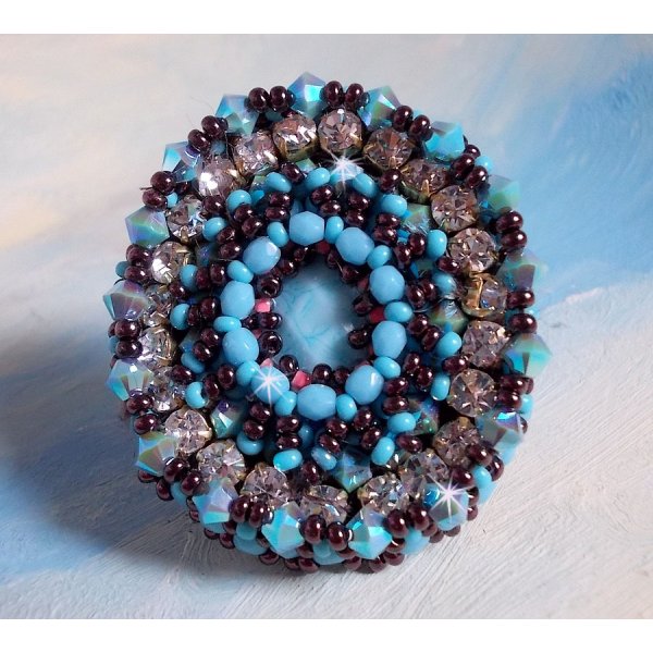 Anillo Na&iuml;ade bordado con un cabuj&oacute;n de resina y cristal azul turquesa, un hermoso juego de luces.