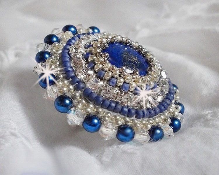 Anillo Nilo Azul bordado con lapislázuli y cristales de Swarovski