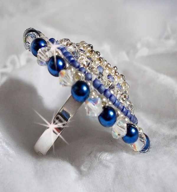 Anillo Nilo Azul bordado con lapislázuli y cristales de Swarovski