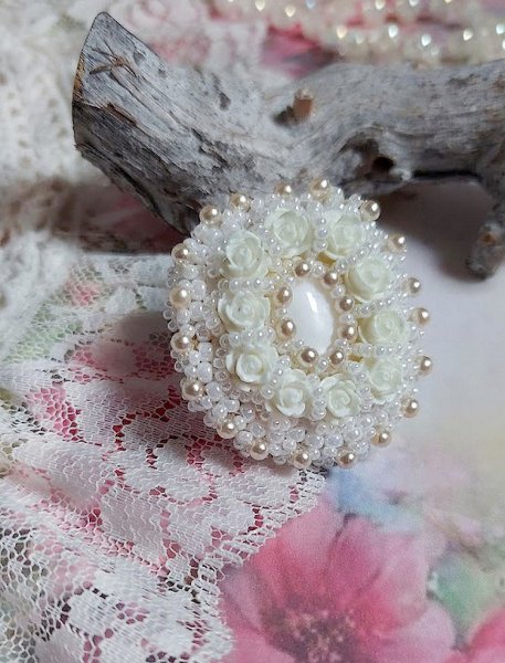 Bague Nuages Blancs brod&eacute;e avec une nacre naturel, roses r&eacute;sines, perles nacr&eacute;es, rocailles verres et bague rhodi&eacute;