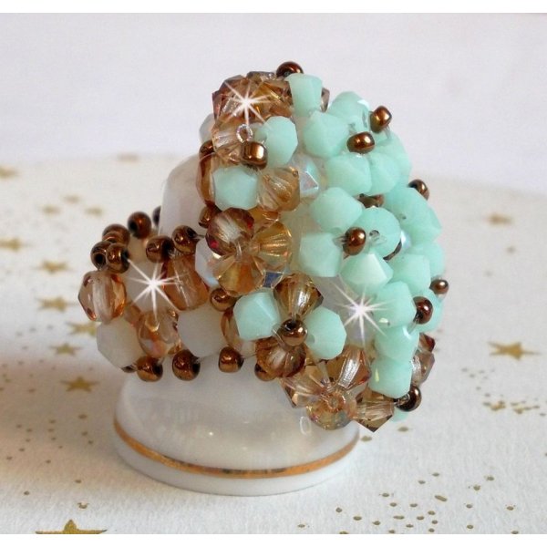 Anillo nen&uacute;far con facetas y espirales de cristal de Swarovski