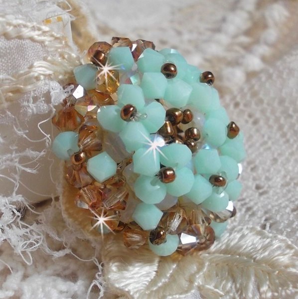 Anillo nen&uacute;far con facetas y espirales de cristal de Swarovski