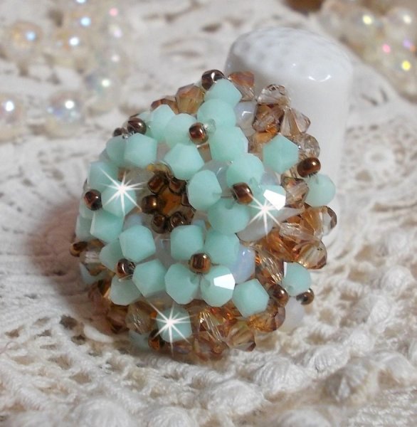 Anillo nen&uacute;far con facetas y espirales de cristal de Swarovski