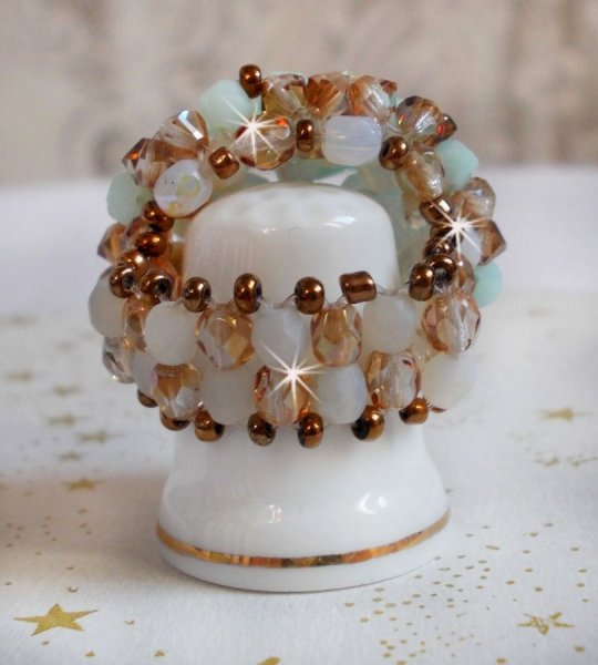 Anillo nen&uacute;far con facetas y espirales de cristal de Swarovski