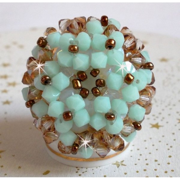 Anillo nen&uacute;far con facetas y espirales de cristal de Swarovski