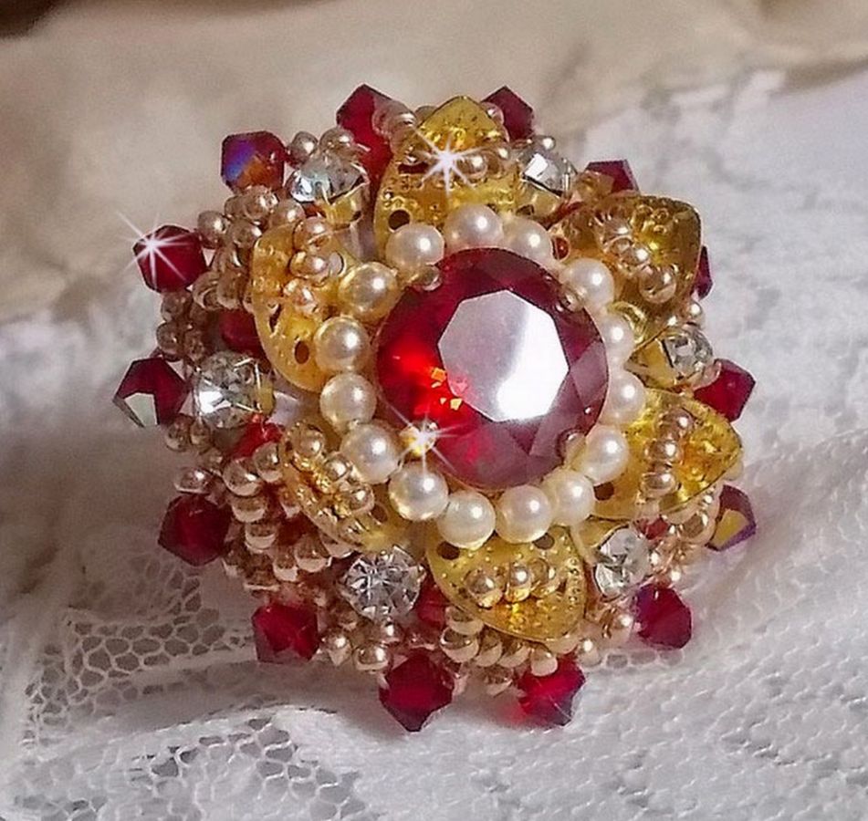 Anillo L'Oiseau des Iles Rouge Doré bordado con perlas nacaradas, cristales de Swarovski, un bonito estampado floral y cuentas de semillas.