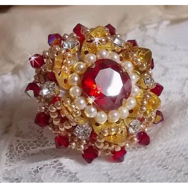 Anillo L'Oiseau des Iles Rouge Dor&eacute; bordado con perlas nacaradas, cristales de Swarovski, un bonito estampado floral y cuentas de semillas.